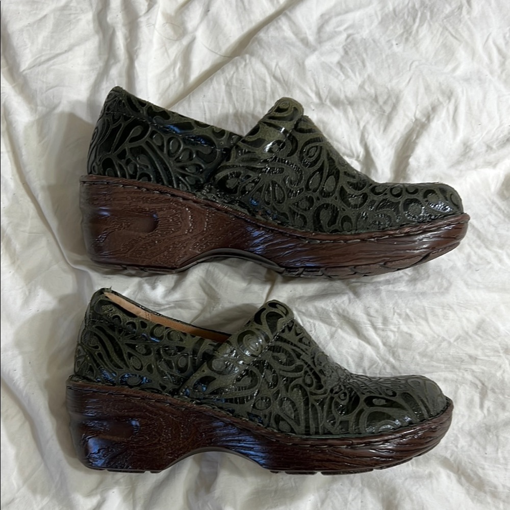 BOLO Green Leather and Brown Embossed Mules